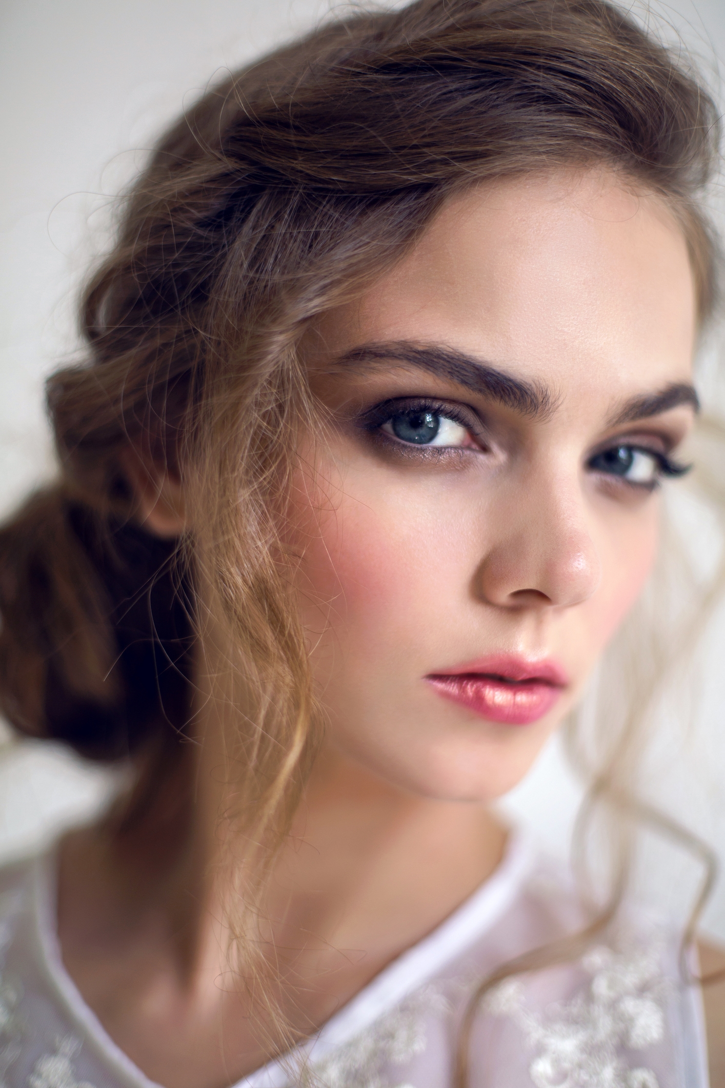 Мягкий низкий пучок с боковым пробором — элегантная альтернатива строгим укладкам