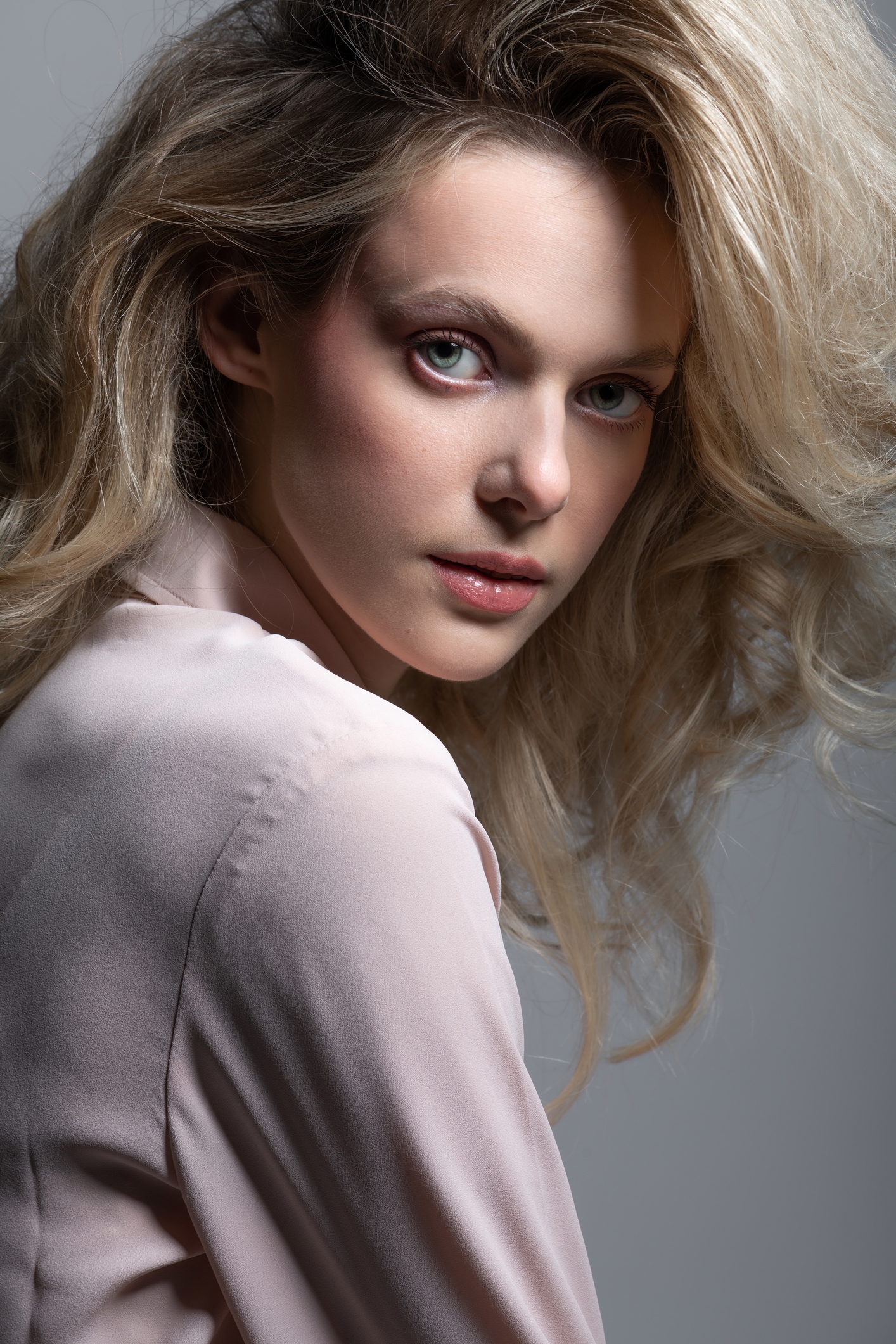 Воздушный начес в стиле 80-х — возвращение экстремального объема в сочетании с живой подвижностью прядей