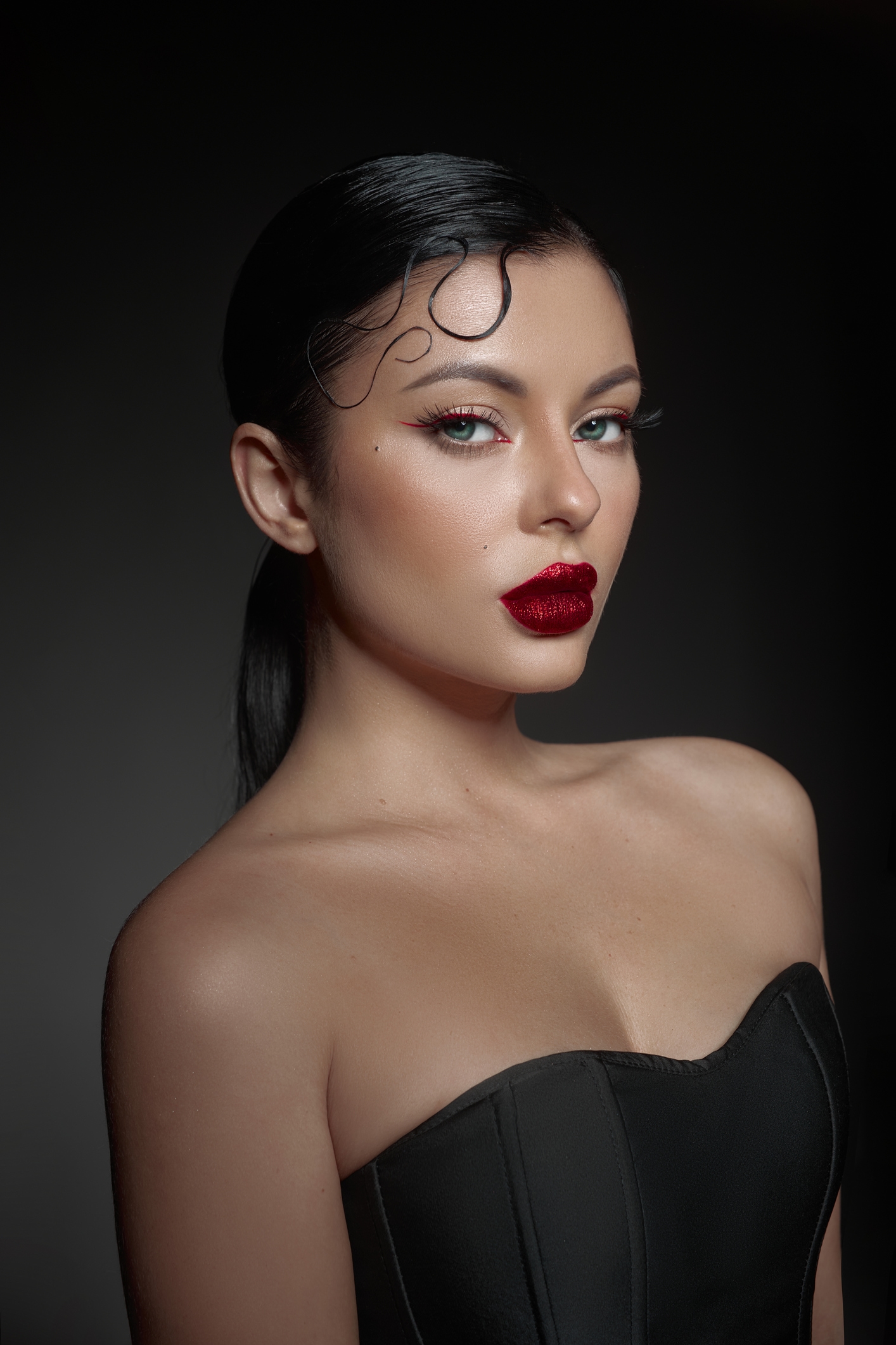 Акцентный завиток Kiss Curl у лица — изысканная деталь в духе эпохи джаза для вечернего выхода