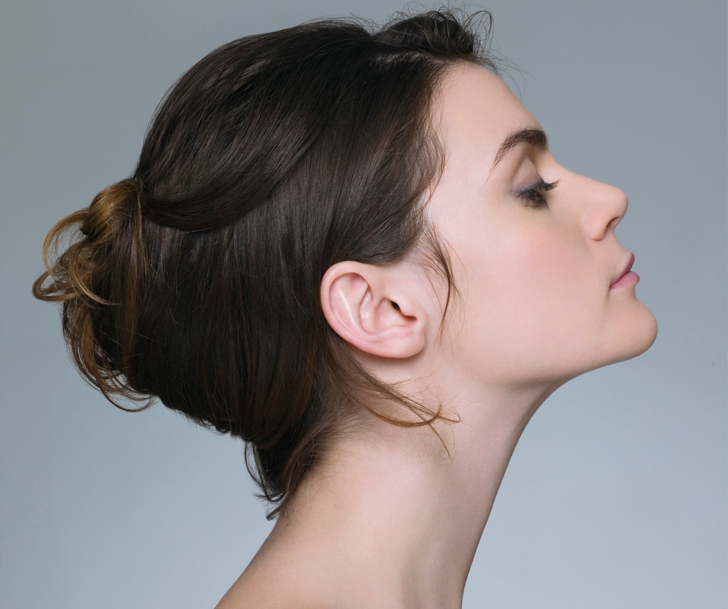 Классическая прическа французский твист на длинных волосах с использованием металлической шпильки