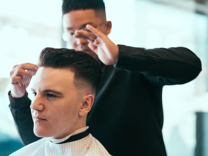 Выполнение контрастного среднего фейда (mid fade) парикмахером