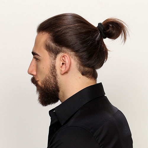 Классический man bun с контрастными висками и длинным верхом