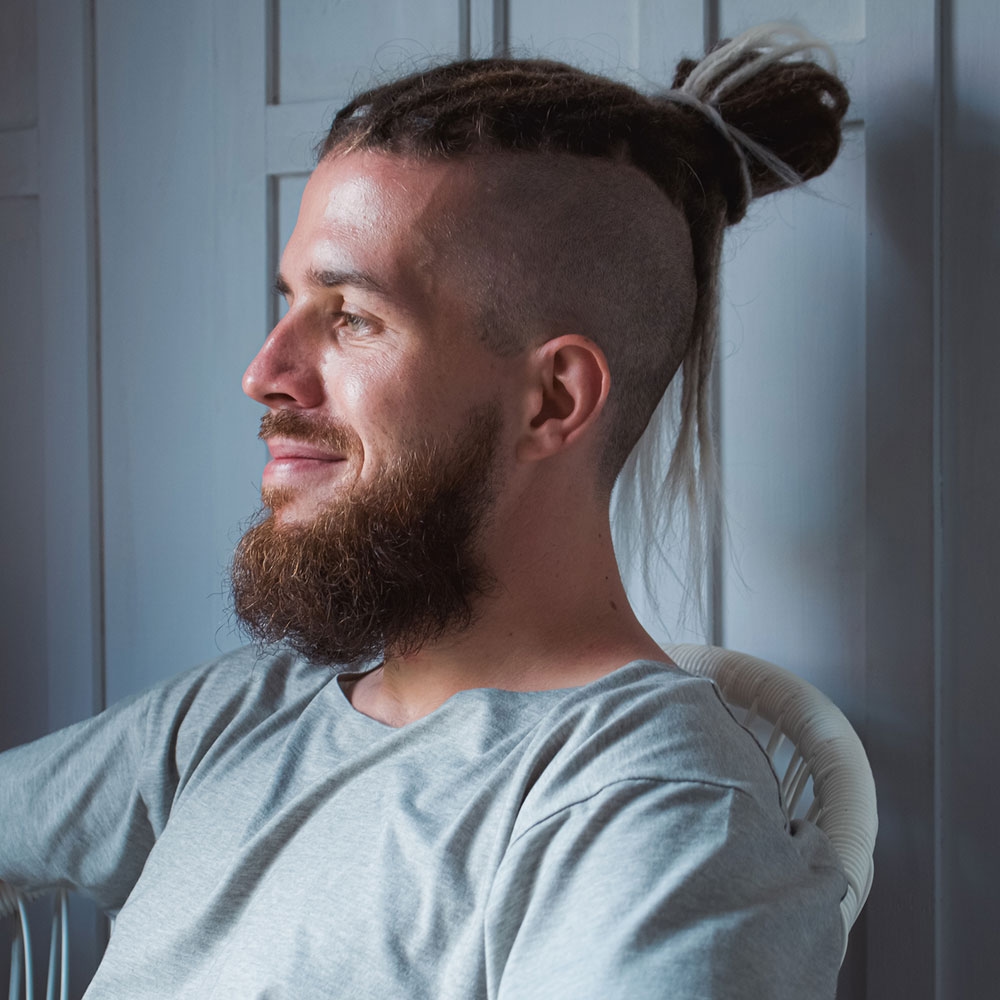 Комбинация top knot с афрокосами или дредами для уникальной текстуры