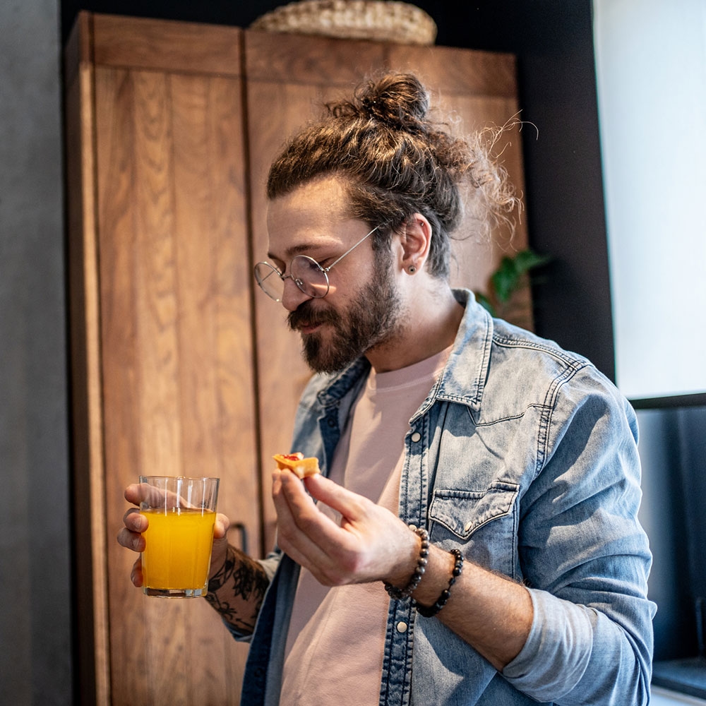 Укладка top knot на кудрявых волосах с акцентом на структуру завитков
