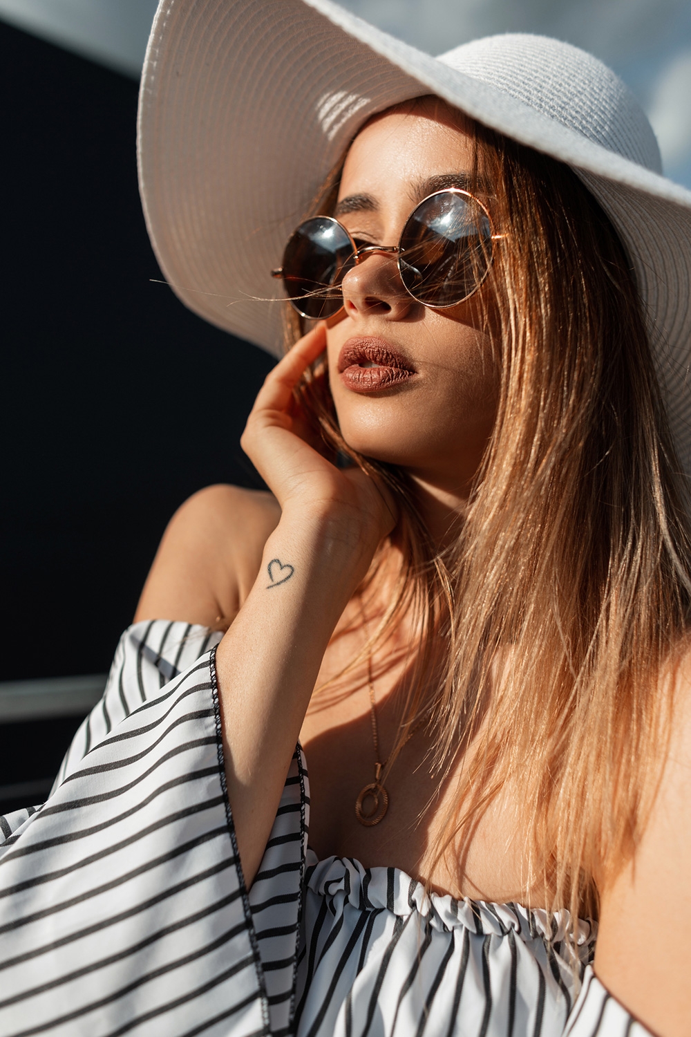 Модная соломенная шляпа в солнечный день