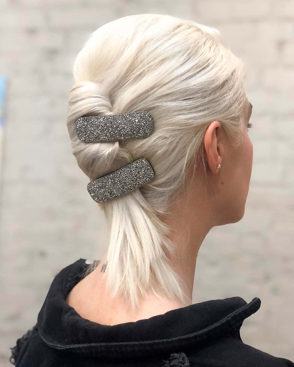 Французский твист с заколками