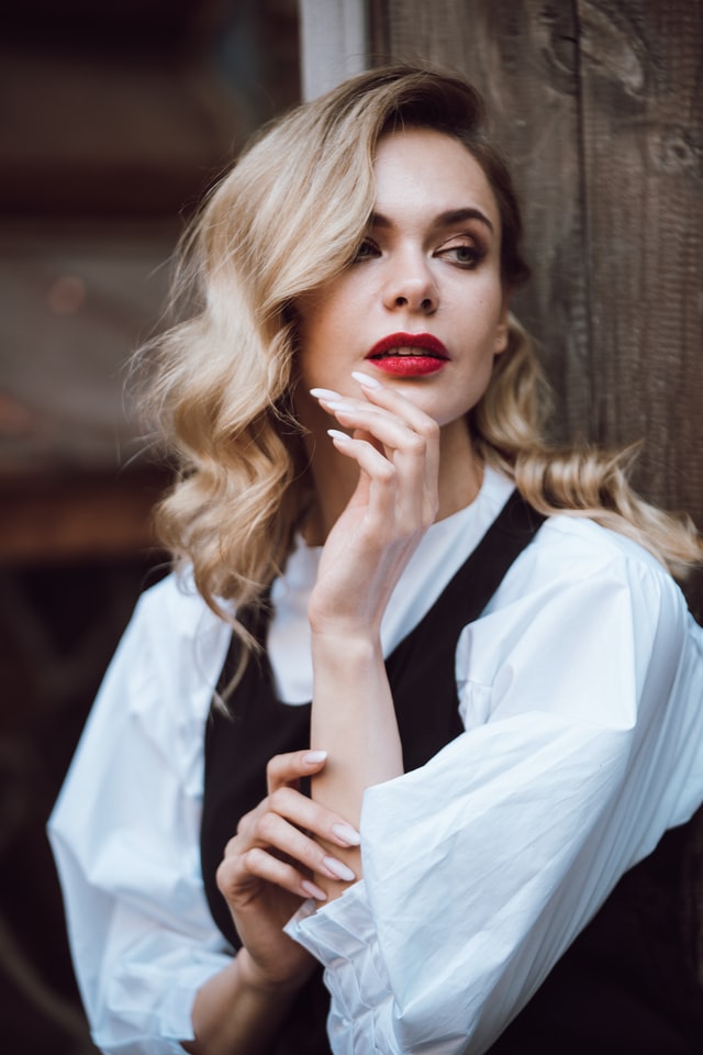 Стильные прически на выпускной