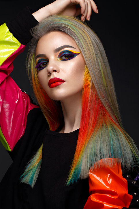 цветные пряди прячутся под основным цветом волос