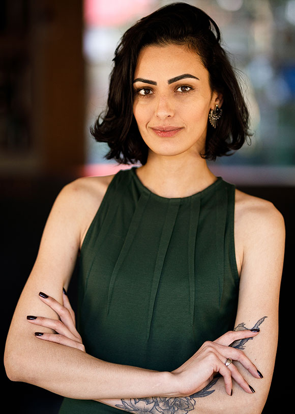 chernoe-kare-dlya-rokovyh-bryunetok-3